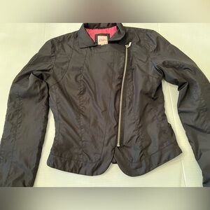 CANDIES CROPPED OUTERWEAR LT WEIGHT LINED JACKET WITH APPLIQUÉ ON BACK. 
MEDIUM